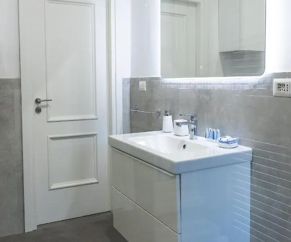 Apartament Cozy Flat With Terrace At Trastevere Train Station